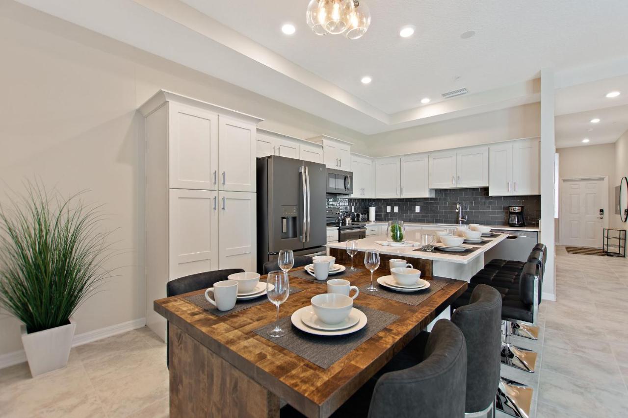 Duck House At Storey By Shine #992 Apts *